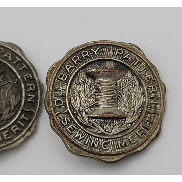 Vintage Du Barry Pattern Sewing Merit Metal Pin Back - Lot of 2 - Picture 3 of 7